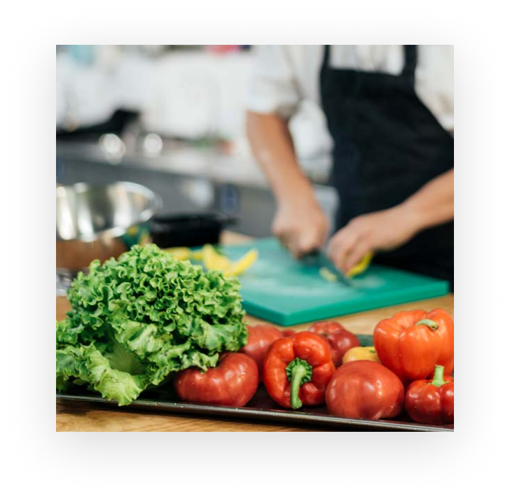 chef-hombre-defocused-cortando-verduras